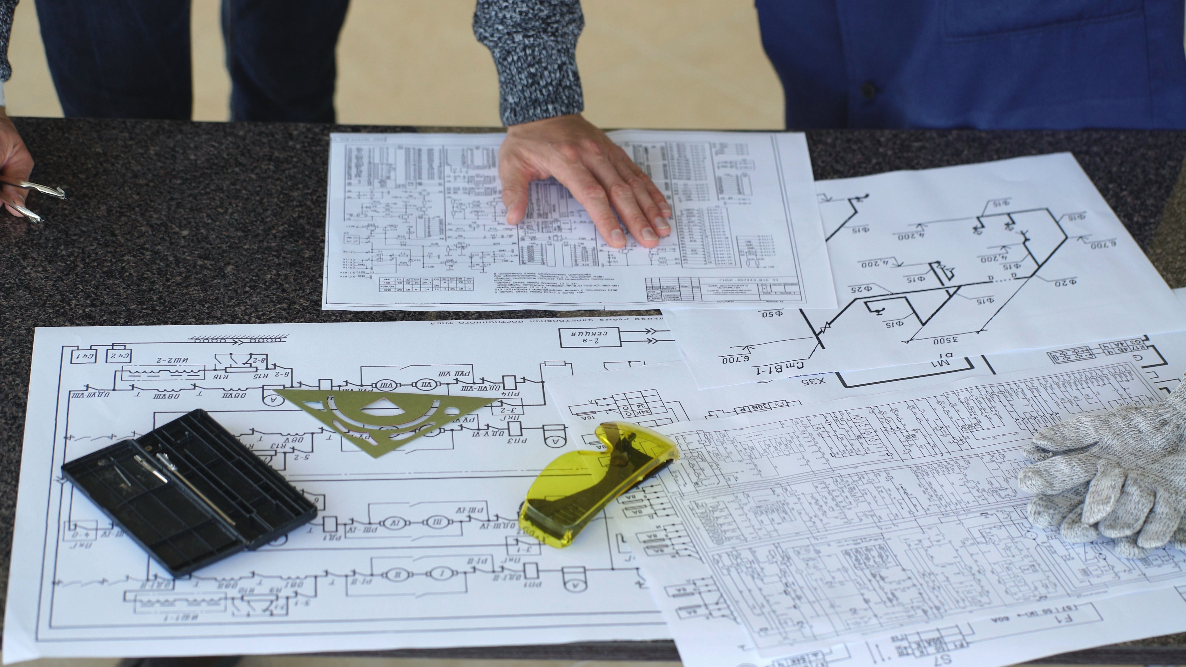 meeting-of-the-engineers-design-team-working-and-discussion-on-construction-project